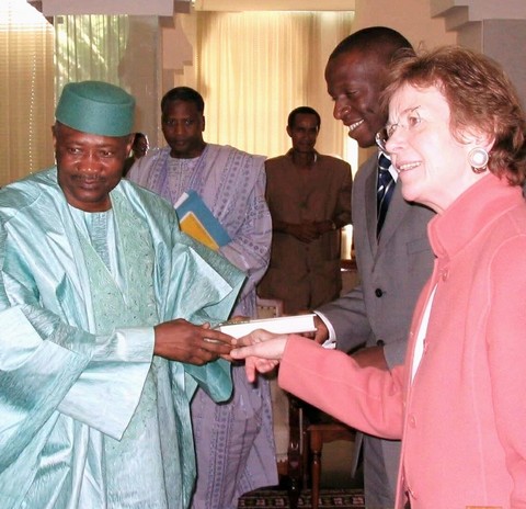 Modibo Mao Makalou, ancien collaborateur d'ATT de 2002 à 2012 :  "Sous ATT, le taux d'accès à l'électricité au Mali est passé de 8 % à 32 %"  "Pour augmenter la croissance économique sur 5 ans,  le Mali avait bénéficié d'un don de 244,8 milliards F CFA  du  Millenium Challenge Corporation grâce à ATT"