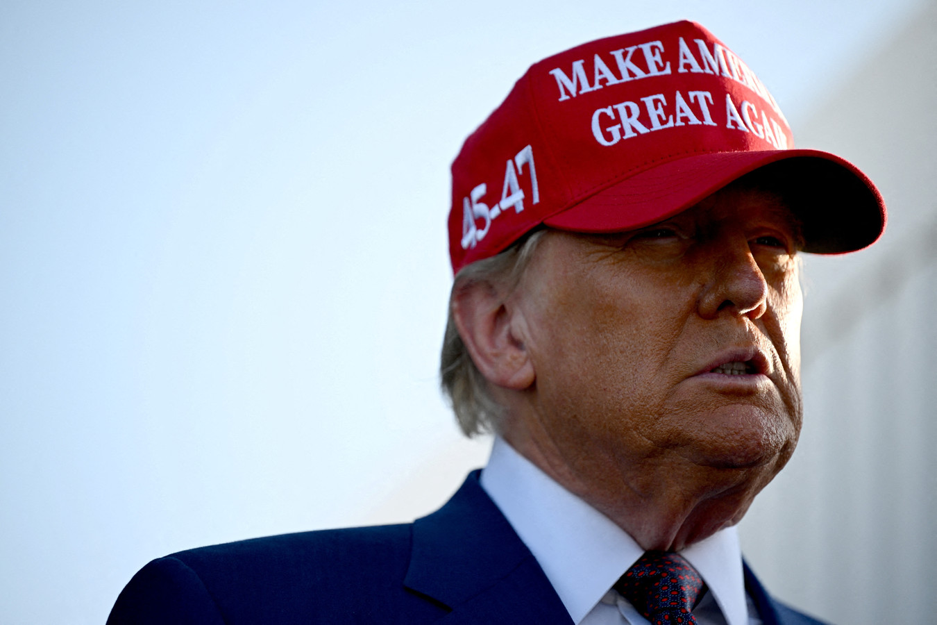 « Vous êtes virés ! » : Donald Trump limoge quatre hauts responsables de l’administration nommés par Biden