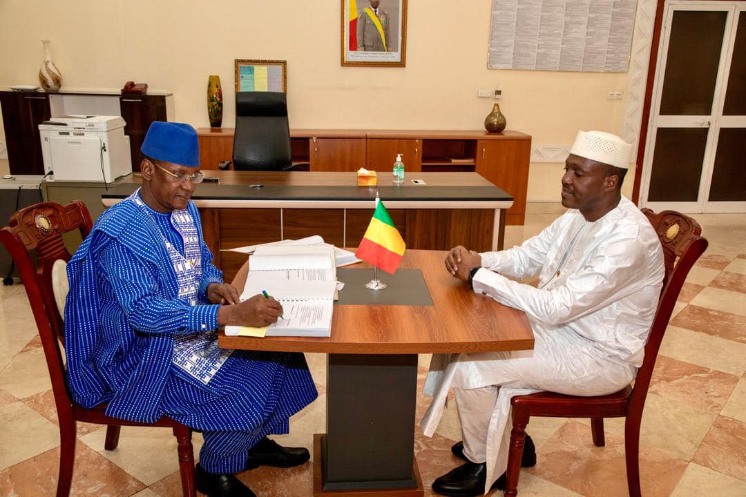 Passation de service entre le premier ministre sortant, Choguel Kokalla Maïga, et le nouveau premier ministre, le général de division Abdoulaye Maïga