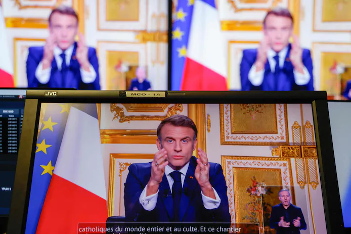 Emmanuel Macron à la recherche d’un nouvel “arc de gouvernement”: Bayrou futur Premier ministre?