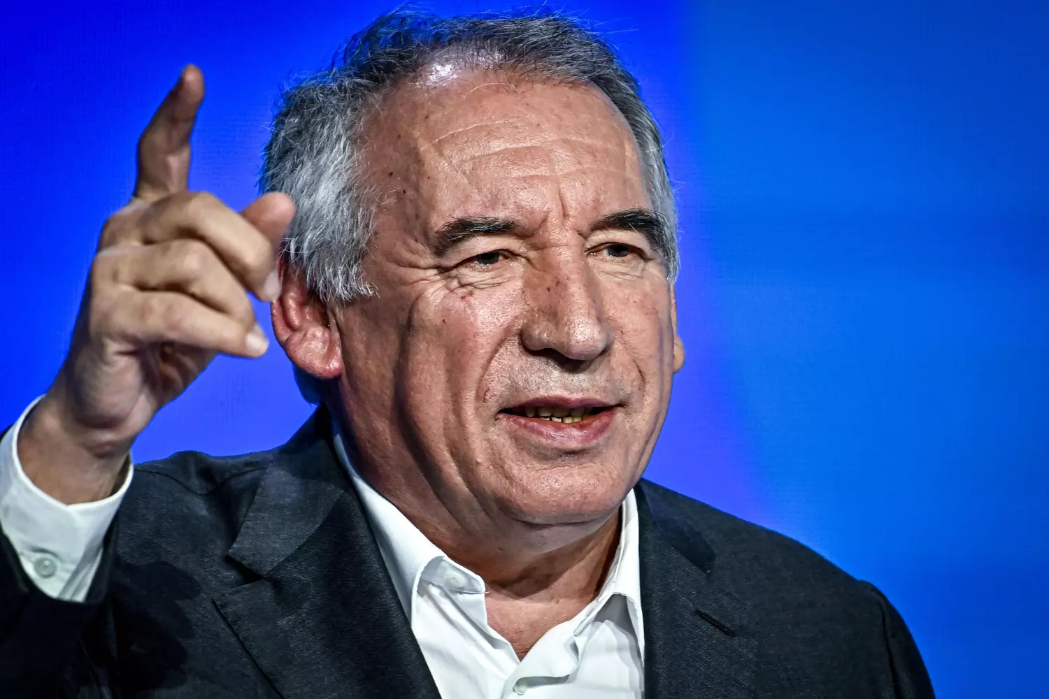 Bayrou, sous pression, réunit les partis “qui ont eu la responsabilité des affaires du pays” et exclut RN et LFI