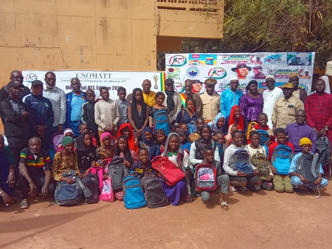 Mémorial ATT vacances foot 2024 :  Mme Touré Lobbo Traoré offre des kits scolaires aux 50 meilleurs élèves de Mopti