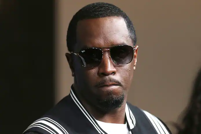 Nouvelle plainte contre P. Diddy Combs: un ex-employé affirme avoir été forcé d'organiser des soirées sexuelles