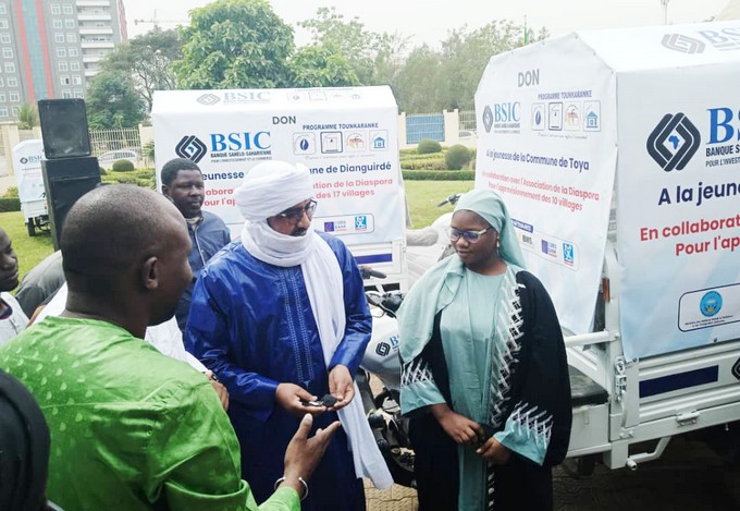 Lutte contre l’immigration irrégulière : La BSIC Mali fait don de 15 tricycles à des associations de jeunes