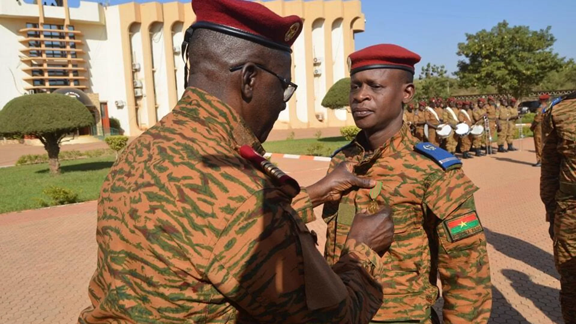 Burkina: 38 militaires décorés pour leur courage