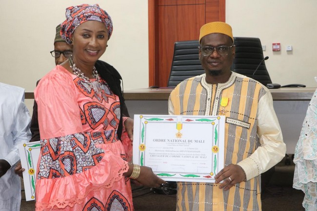Pour  ses nombreux  services rendus  à la nation : Le DGA  des Routes, Abdoulbacou, Chevalier de l'Ordre National
