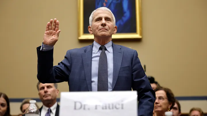 Biden gracie Mark Milley, Anthony Fauci et les membres du comité J6