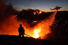 Les incendies s'étendent à Los Angeles, le bilan grimpe à 16 morts