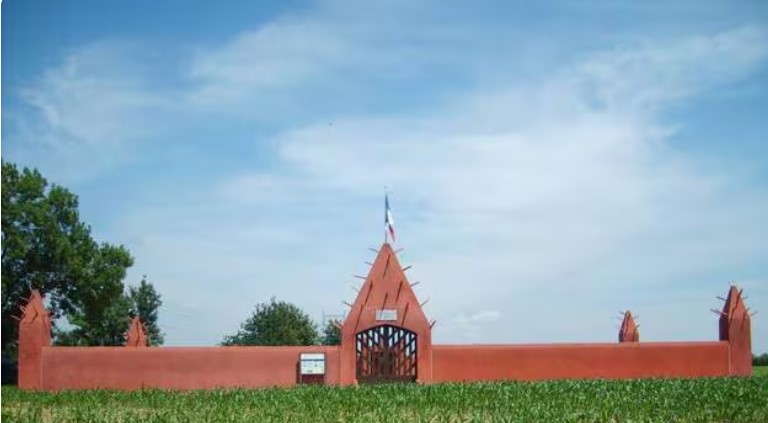 Un cimetière dédié aux tirailleurs africains dégradé dans le Rhône, Emmanuel Macron s’indigne