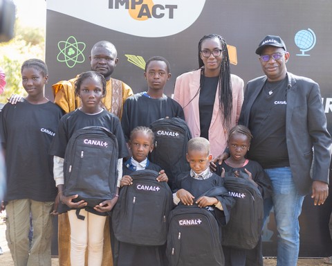 Programme Canal+ Impact : Canal+ Mali offre 300 kits scolaires aux élèves de l'école de l'Île Dialagoun