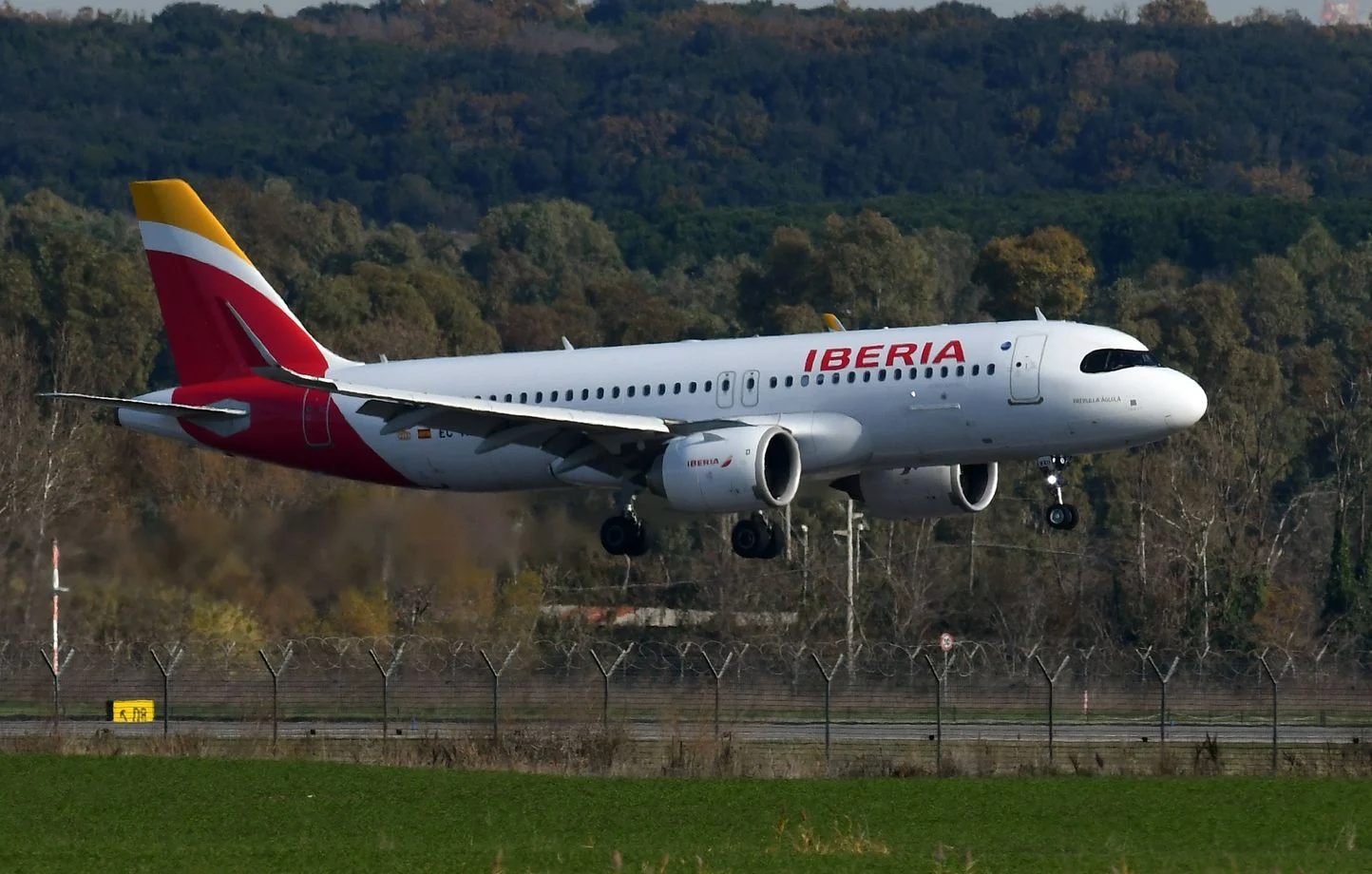 Orly : En plein décollage, un passager ouvre la porte de l’avion et saute sur la piste grâce au toboggan