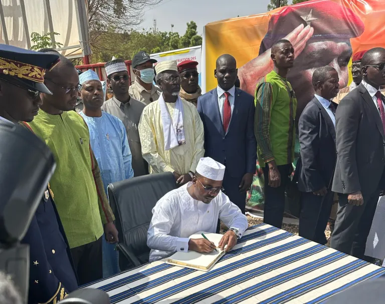 Le président de la République du Tchad le Maréchal Mahamat Deby Idriss Itno rend hommage au Père de la Révolution burkinabé, le Capitaine Thomas Noël Isidore Sankara
