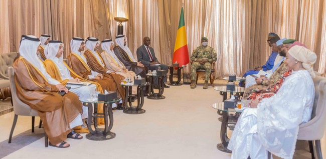 Porteur d'un message de L'Emir du Qatar : le secrétaire d'état du Qatar, Dr. Mohammed : Bin Abdulaziz Al-Khulaifi, chez Assimi Goïta