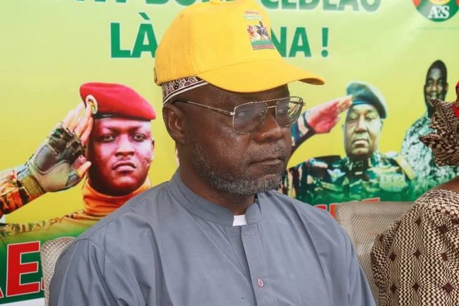 « Pas de  plainte  contre  l’Imam  Dicko d’abord, mais si la nécessité  s’impose  nous allons le faire » dixit le Secrétaire général du collectif pour la défense des militaires, Younouss Soumaré