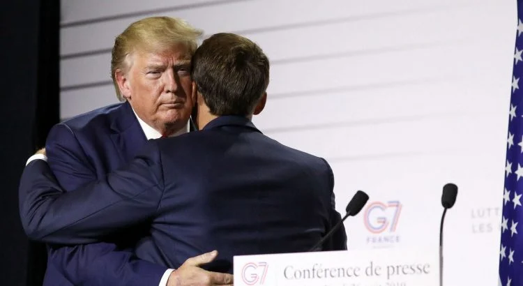 Emmanuel Macron et Donald Trump tactiles aux USA : leurs gestes maladroits deviennent viraux