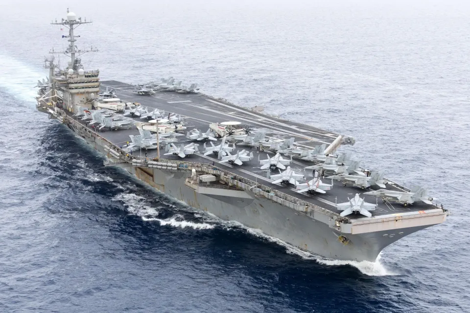Un porte-avions à propulsion nucléaire américain entre en collision avec un navire marchand au large de l’Egypte