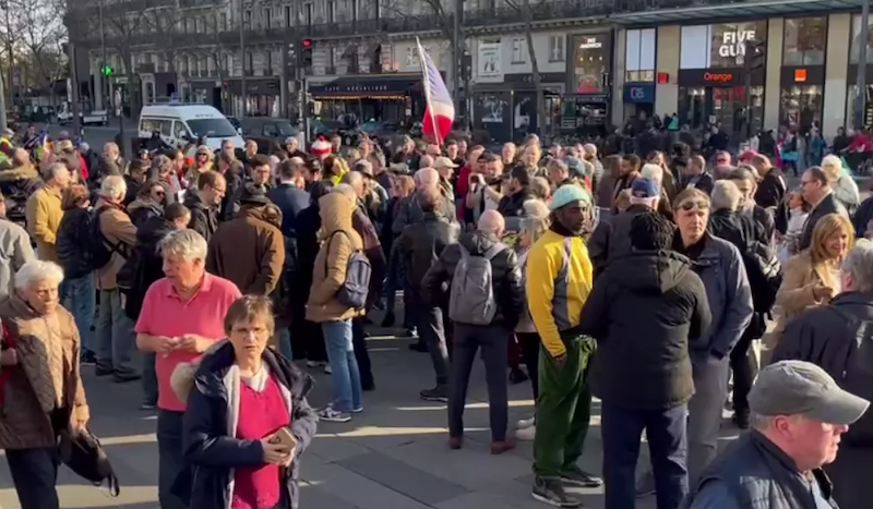 «Non à Macron, oui à la paix» : des Français dans la rue pour dénoncer le «financement de la guerre»