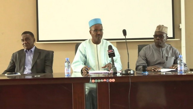 "Repenser le statut du Travail: Une Contribution africaine" :  À l'ENA, Ousmane Oumarou édifie les étudiants sur son ouvrage
