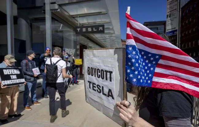 Etats-Unis : Drapeau inversé, boycott, manif… Ces Américains anonymes résistent à la vague Trump comme ils le peuvent