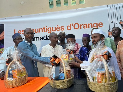 Solidarité Ramadan : Orange Mali perpétue la tradition du ‘Suntiguè’ dans les mosquées
