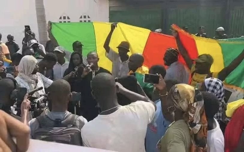 Tension diplomatique : Une grande mobilisation de protestation devant l'ambassade d'Algérie à Bamako