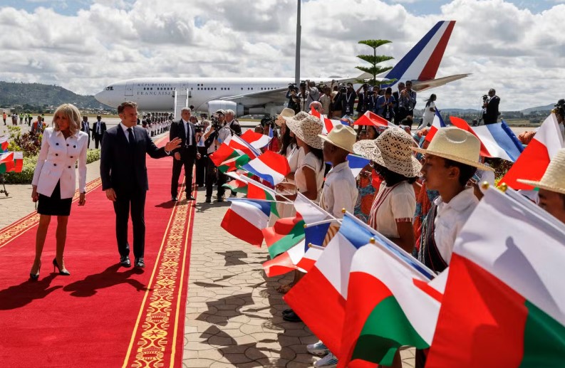 Première visite d'Emmanuel Macron à Madagascar : quels accords ont été noués avec le président Andry Rajoelina ?