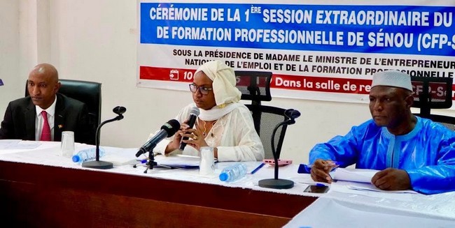 Mme Oumou Sall Seck (au milieu)