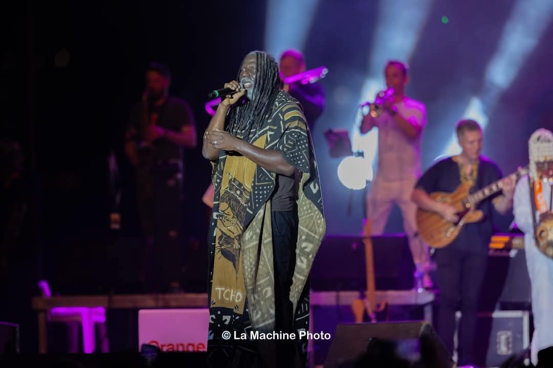 Tiken Jah Fakoly enflamme le Palais de la Culture : un concert inoubliable aux valeurs profondes et un message percutant pour la jeunesse africaine