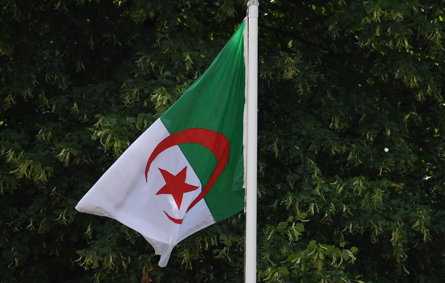 L'Algérie expulse douze agents de l'ambassade de France, Paris se dit prêt à des représailles « immédiates »